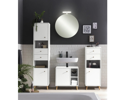 Kúpeľňa s vysokou skriňou, spodnou skrinkou, umývadlom a okrúhlym zrkadlom