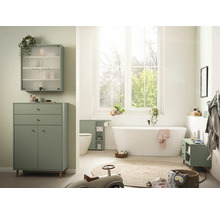 Svetlá kúpeľňa s vaňou, umývadlom, zrkadlovou skrinkou a okrúhlym kobercom