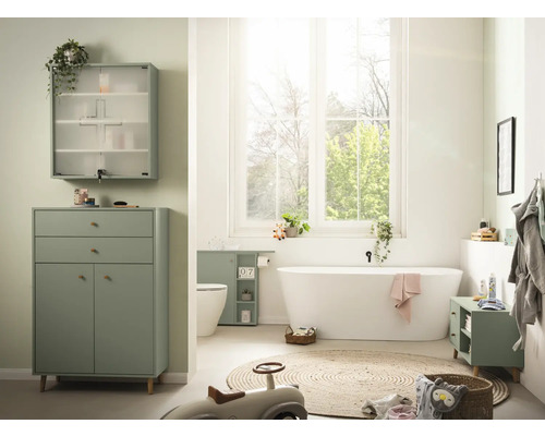 Svetlá kúpeľňa s vaňou, umývadlom, zrkadlovou skrinkou a okrúhlym kobercom