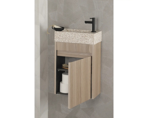 Kombinácia umývadla s otvorenou spodnou skrinkou, umývadlo, batéria, miska na mydlo, kefa a toaletný papier