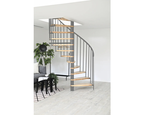 Točité schodisko s drevenými stupňami v modernom obývacom priestore