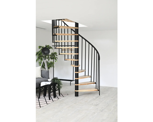 Točité schodisko z kovu a dreva v obývacej izbe