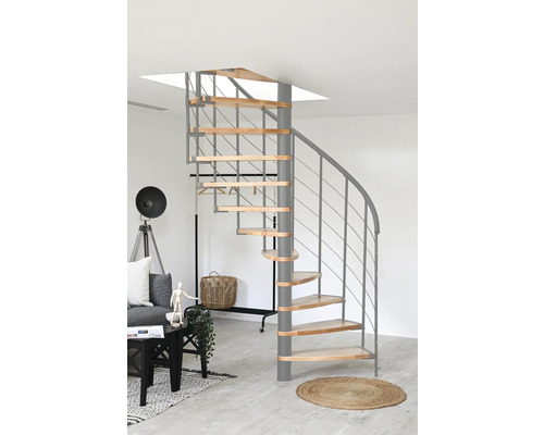 Pohľad do miestnosti s kovovým a dreveným točitým schodiskom.