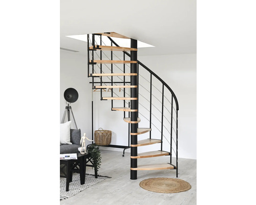 Točité schodisko s drevenými stupňami a čiernym kovovým zábradlím v obývacej izbe.