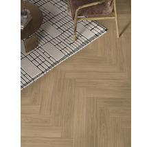 Podlaha s kobercom, stoličkou a stolom