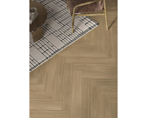 Podlaha s kobercom, stoličkou a stolom