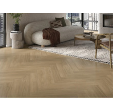 Obývacia izba so svetlou drevenou podlahou so vzorom rybej kosti, pohovkou a kobercom