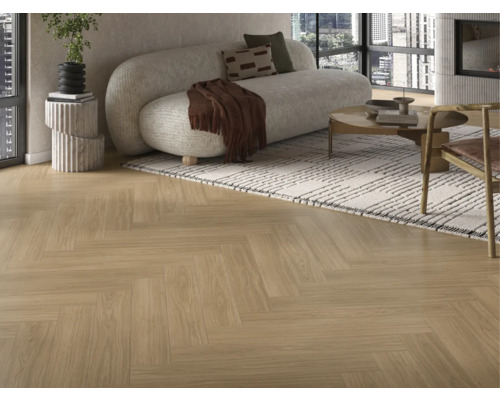 Obývacia izba so svetlou drevenou podlahou so vzorom rybej kosti, pohovkou a kobercom