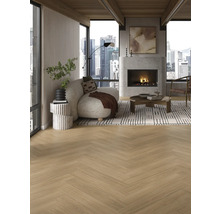 Svetlá obývacia izba s parketovou podlahou vo vzore rybej kosti, krbom a výhľadom na mesto.