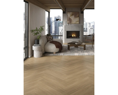 Svetlá obývacia izba s parketovou podlahou vo vzore rybej kosti, krbom a výhľadom na mesto.