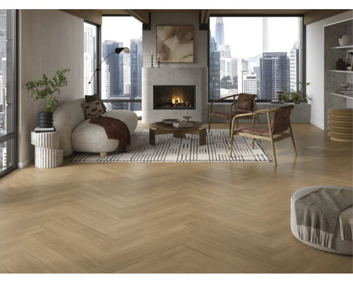 Svetlá obývacia izba s parketami so vzorom rybej kosti, krbom a veľkými oknami s výhľadom na mesto