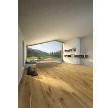 Svetlá miestnosť s drevenou podlahou, veľkým oknom a výhľadom do prírody