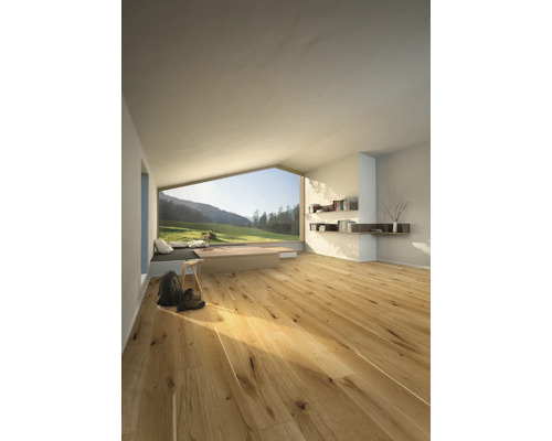 Svetlá miestnosť s drevenou podlahou, veľkým oknom a výhľadom do prírody