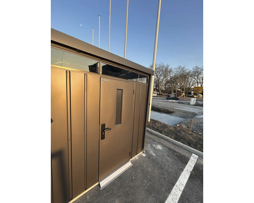 Záhradný domček s dverami a oknom pre vonkajšie použitie