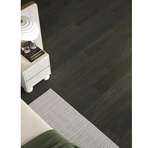 Pohľad na izbu s podlahou z tmavých drevených parkiet.