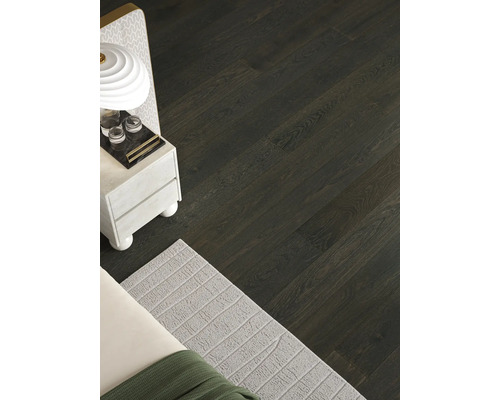 Pohľad na izbu s podlahou z tmavých drevených parkiet.