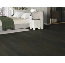 Spálňa s tmavou drevenou podlahou.