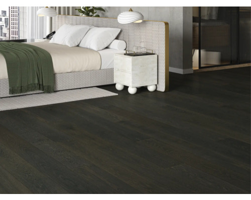 Spálňa s tmavou drevenou podlahou.