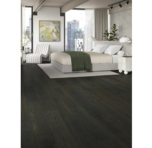 Spálňa s tmavou drevenou podlahou, posteľou a výhľadom na mesto