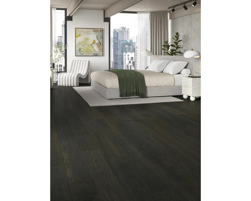 Spálňa s tmavou drevenou podlahou, posteľou a výhľadom na mesto