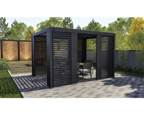 Čierna lamelová pergola so záhradným stolom a stoličkami na terase.
