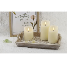 Dekoratívne LED sviečky na drevenej tácke s rámovanou nástennou dekoráciou