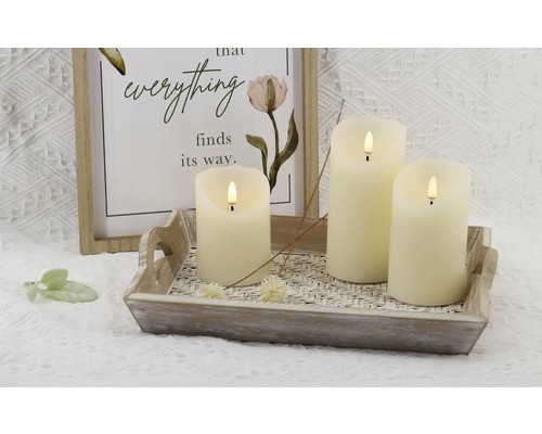 Dekoratívne LED sviečky na drevenej tácke s rámovanou nástennou dekoráciou