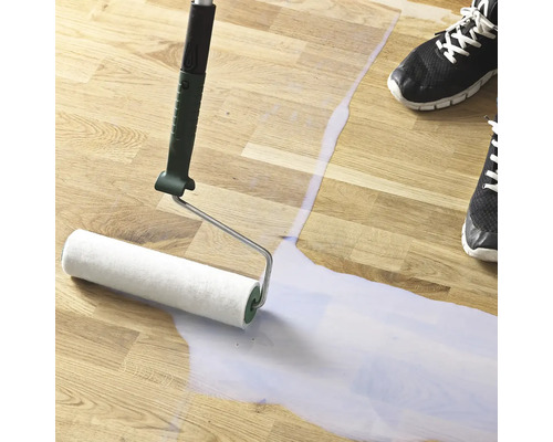 Farba sa nanáša valčekom na drevenú podlahu