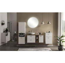 Moderná kúpeľňa s umývadlom, zrkadlovou skrinkou, závesnou skrinkou a osvetlením pre svetlé a priateľské prostredie.