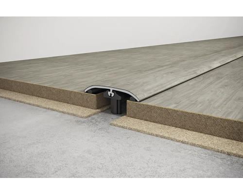 Nainštalovaný prechodový profil medzi dvoma podlahovými krytinami