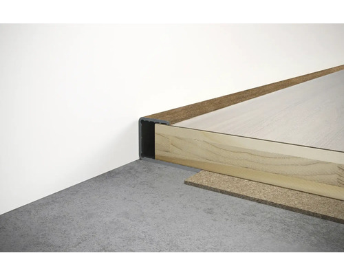 Podlahová krytina so soklovou lištou pri stene