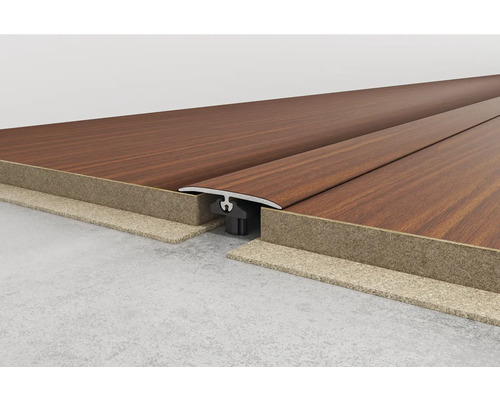 Inštalovaný prechodový profil medzi dvoma drevenými podlahami