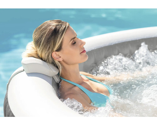 Žena relaxuje v nafukovacej vírivke s opierkou hlavy
