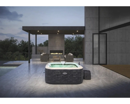 Štvorcová vírivka Intex na terase s ohniskom v pozadí