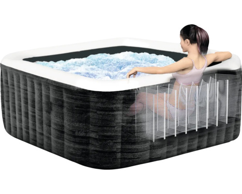 Nafukovacia vírivka so ženou vo vode na relaxáciu.