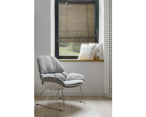 Okno s bambusovou roletou a kreslom