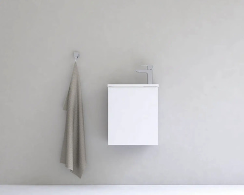Skrinka pod umývadlo s batériou a uterákom na stene