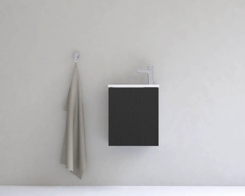 Skrinka pod umývadlo s batériou a uterákom na stene