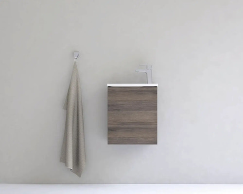 Moderná kúpeľňa s umývadlovou skrinkou, vodovodnou batériou a uterákom.