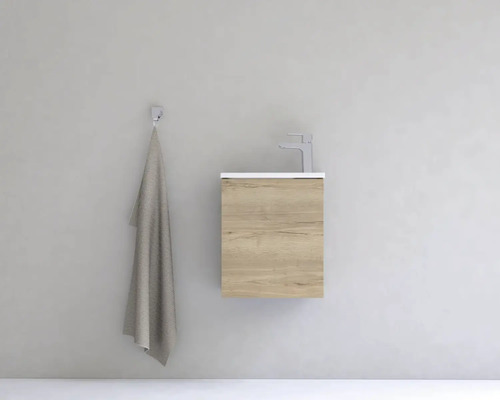 Skrinka pod umývadlo s uterákom a batériou v kúpeľni