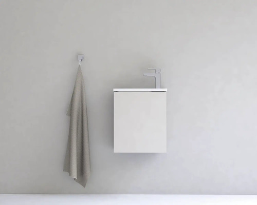 Kúpeľňa s umývadlovou skrinkou, armatúrou a uterákom