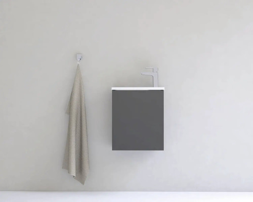 Umývadlo s batériou a uterákom na stene