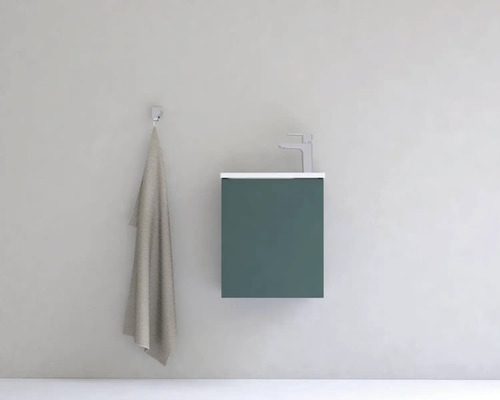 Moderná kúpeľňa s umývadlovou skrinkou, vodovodnou batériou a uterákom