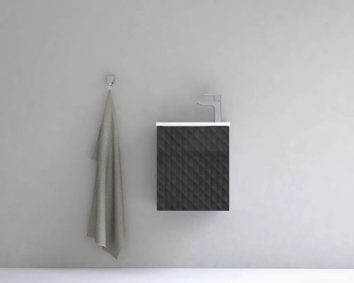 Moderná kúpeľňa s umývadlovou skrinkou, batériou a uterákom