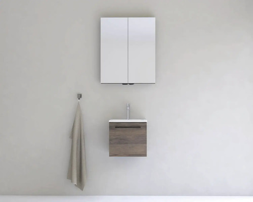 Kúpeľňa so zrkadlovou skriňou, umývadlom a držiakom na uteráky