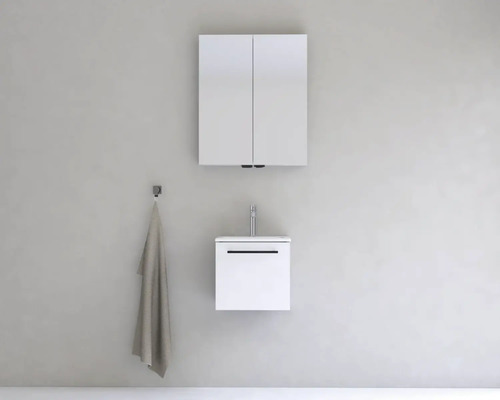 Kúpeľňa s umývadlovou skrinkou, zrkadlovou skrinkou a háčikom na uteráky