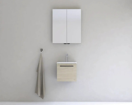 Kúpeľňa s umývadlom, umývadlovou skrinkou, zrkadlovou skrinkou a uterákom