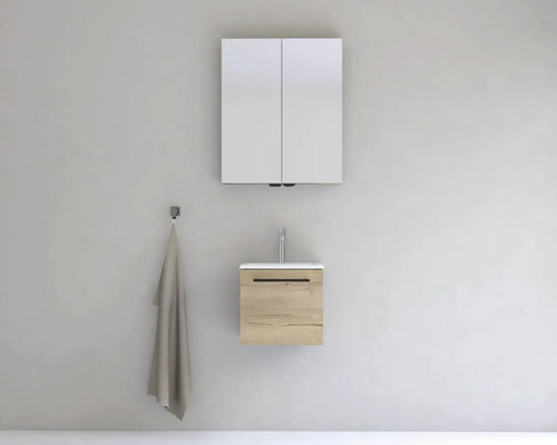 Kúpeľňa so zrkadlovou skrinkou, umývadlom a uterákom