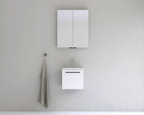 Kúpeľňa so zrkadlovou skrinkou, umývadlom a háčikom na uteráky na stene