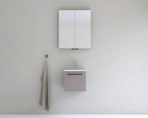 Kúpeľňa s umývadlovou skrinkou, zrkadlovou skrinkou a háčikom na uteráky